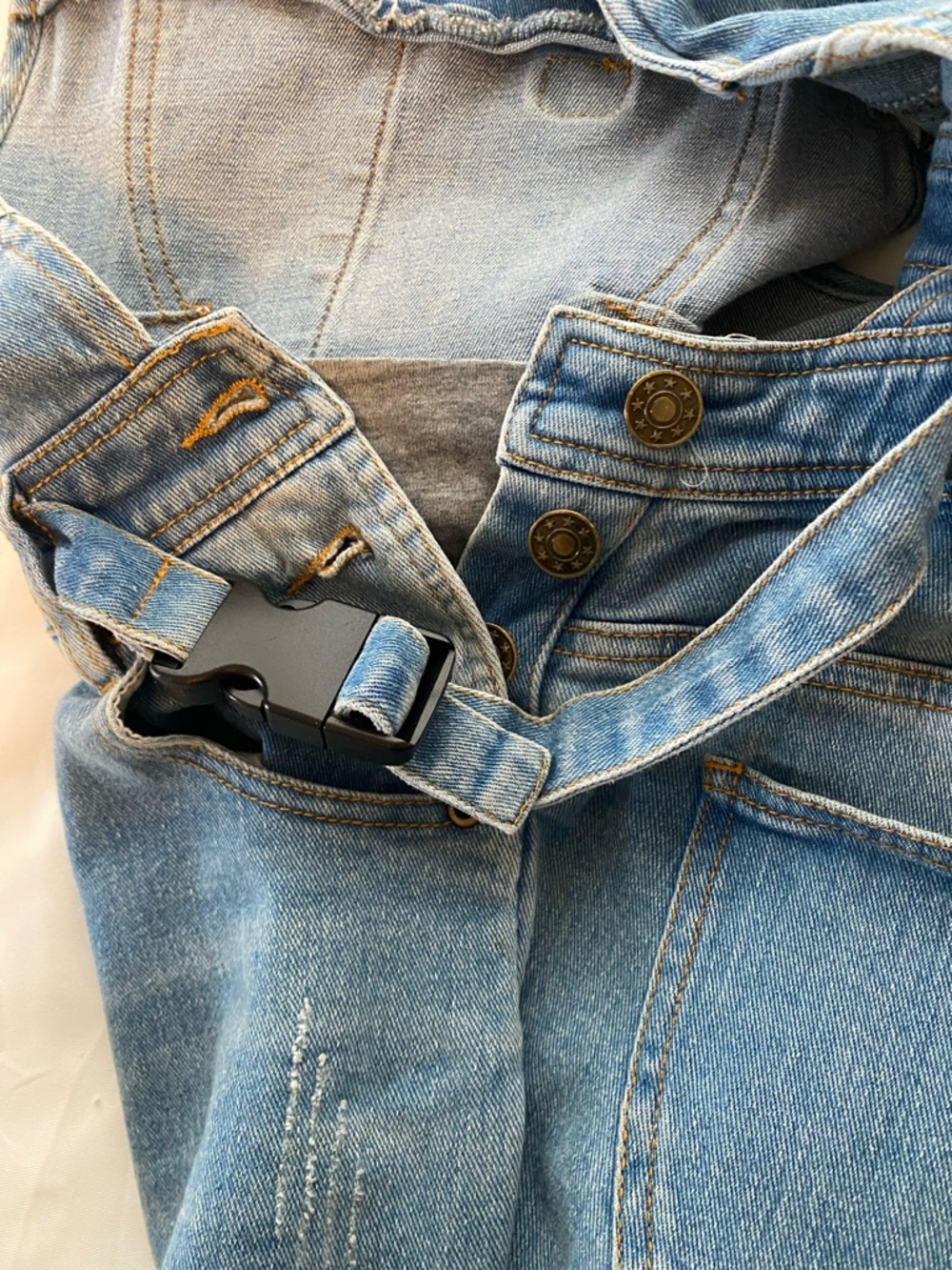 The Mumsie "Classic" light wash denim baby-carrier overalls - Picture 4 of 5